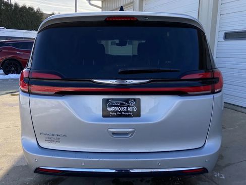 Used 2024 Chrysler Pacifica Touring-L image 6