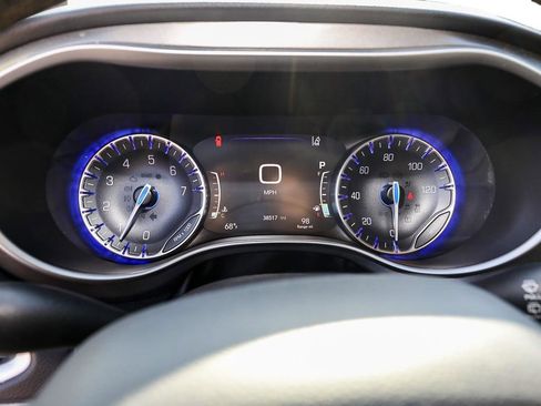 Used 2024 Chrysler Pacifica Touring-L image 14