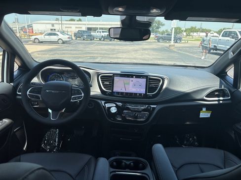Used 2024 Chrysler Pacifica Touring-L FWD image 9
