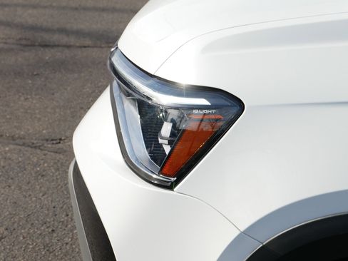 Certified 2025 Volkswagen Taos SE image 16