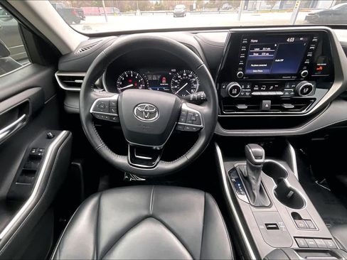 Used 2021 Toyota Highlander XLE image 6