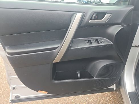 Used 2012 Toyota Highlander SE w/ Tow Pkg image 11