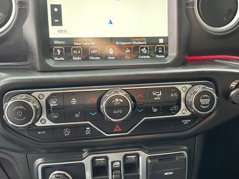 Used 2018 Jeep Wrangler Unlimited Sahara AWD/4WD image 23