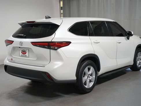 Used 2022 Toyota Highlander LE FWD image 8