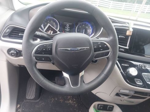 Used 2018 Chrysler Pacifica Touring Plus FWD image 3