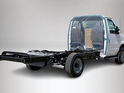 New 2027 Ford E-350 and Econoline 350 Super Duty w/ Power Equipment Group RWD image 18