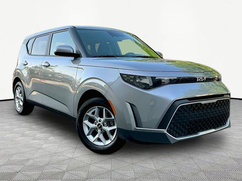 Certified 2025 Kia Soul LX w/ LX Technology Package FWD image 3