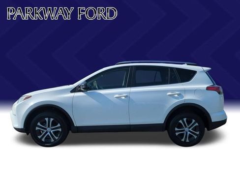 Used 2018 Toyota RAV4 LE FWD image 2