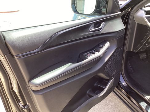Used 2025 Jeep Grand Cherokee L Laredo RWD image 17