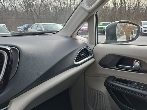 Used 2023 Chrysler Pacifica Touring-L image 23