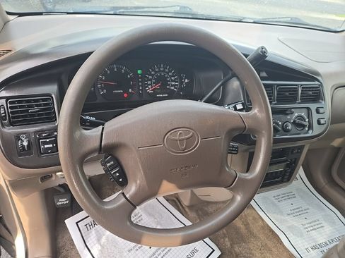 Used 2000 Toyota Sienna LE FWD image 13