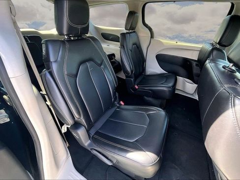 Used 2023 Chrysler Pacifica Touring-L image 24