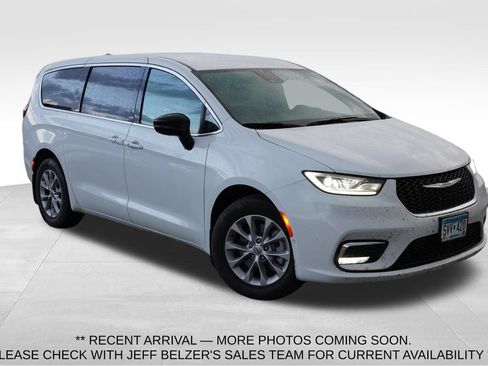 Used 2025 Chrysler Pacifica Select w/ Uconnect Theater Family Group AWD/4WD image 1