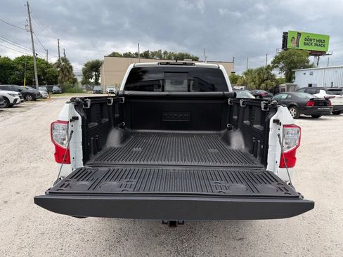 Used 2023 Nissan Titan SV w/ SV Convenience Package RWD image 3