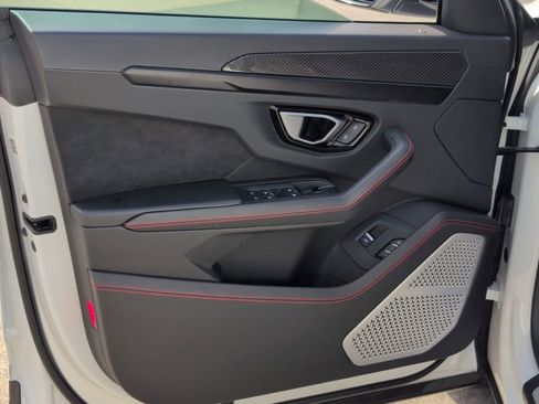 Used 2022 Lamborghini Urus image 13