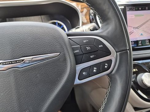 Used 2022 Chrysler Pacifica Limited FWD image 36