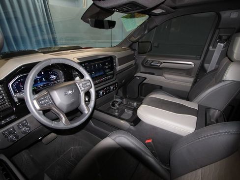 Used 2023 Chevrolet Silverado 1500 ZR2 w/ Technology Package AWD/4WD image 2