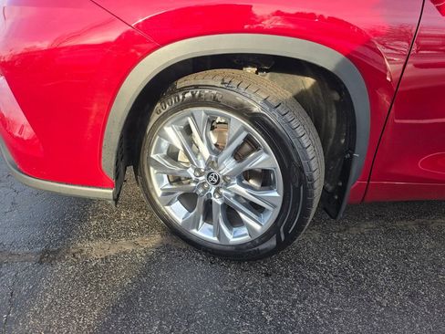 Used 2023 Toyota Highlander Limited image 2