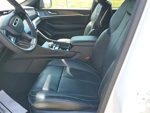Used 2024 Jeep Grand Cherokee Overland w/ Luxury Tech Group IV AWD/4WD image 6