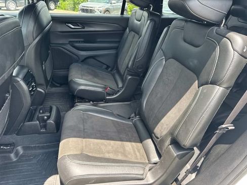 Used 2023 Jeep Grand Cherokee L Laredo AWD/4WD image 19