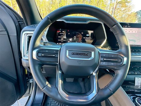 Used 2025 GMC Canyon Denali image 18