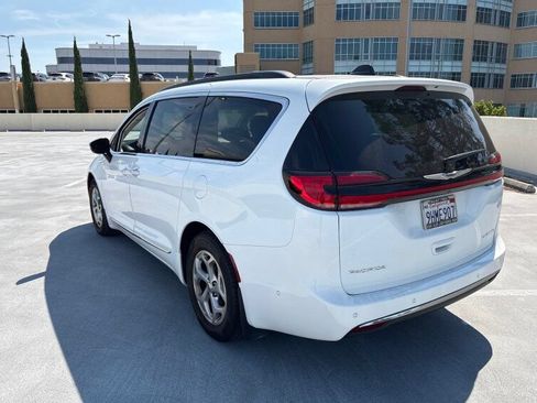 Used 2023 Chrysler Pacifica Limited w/ Uconnect Theater Family Group FWD image 3