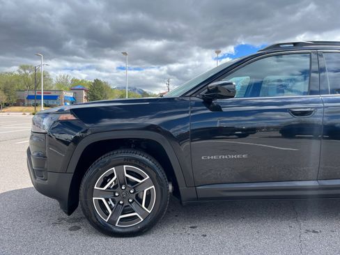 New 2026 Jeep Cherokee Laredo image 9