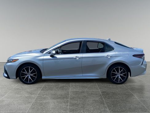 Used 2023 Toyota Camry SE FWD image 2