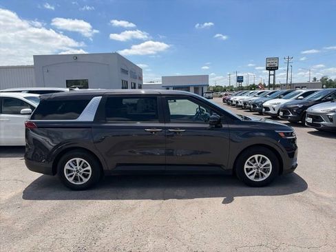 Used 2024 Kia Carnival LX FWD image 7