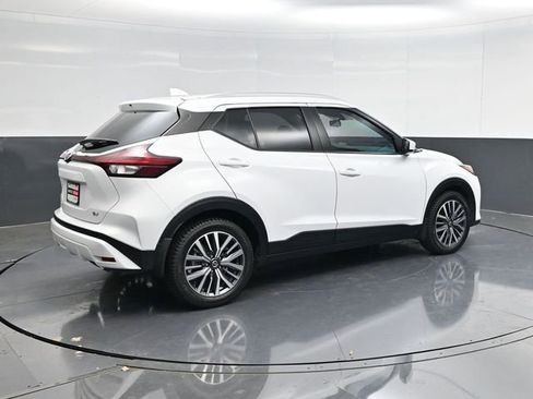 Used 2021 Nissan Kicks SV image 3