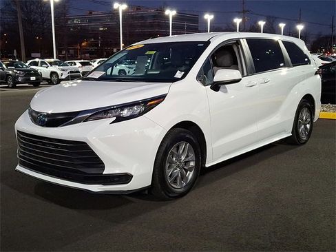 Certified 2024 Toyota Sienna LE image 4