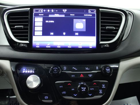 Used 2024 Chrysler Pacifica Touring-L FWD image 23