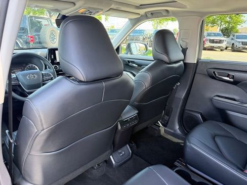 Used 2025 Toyota Highlander XLE FWD image 23