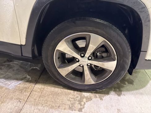 Used 2020 Jeep Cherokee Limited image 25