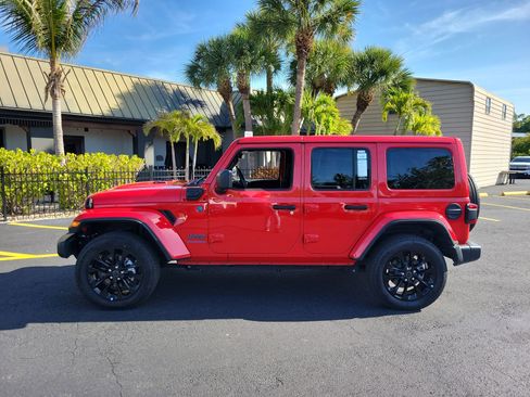 Used 2025 Jeep Wrangler Unlimited Sahara w/ Safety Group AWD/4WD image 9