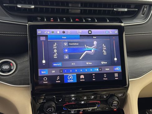 Used 2023 Jeep Grand Cherokee L Limited w/ Luxury Tech Group II AWD/4WD image 17