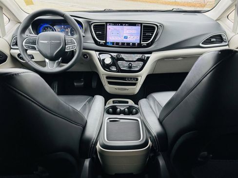 Used 2023 Chrysler Pacifica Touring-L image 24