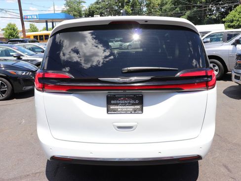Used 2024 Chrysler Pacifica Limited FWD image 4