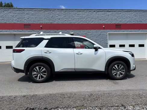 Used 2025 Nissan Pathfinder SL AWD/4WD image 2