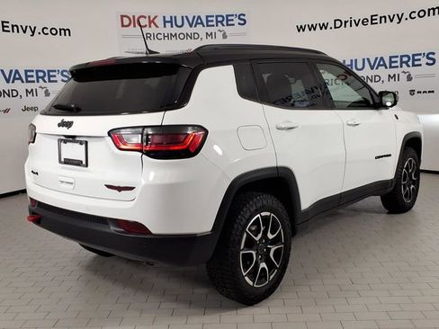 Used 2025 Jeep Compass Trailhawk w/ Trailhawk Elite Group AWD/4WD image 4