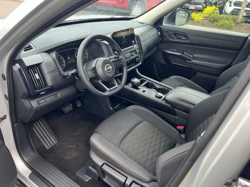 Used 2024 Nissan Pathfinder S AWD/4WD image 10