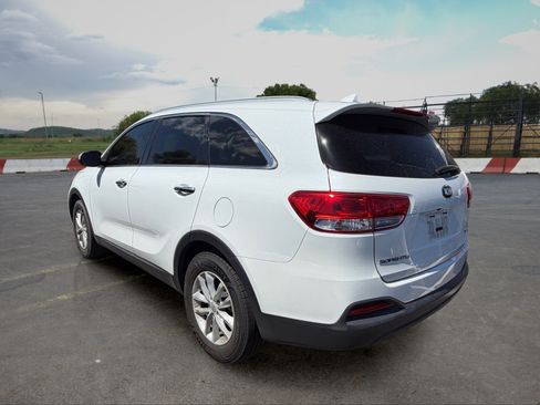 Used 2018 Kia Sorento FWD image 4