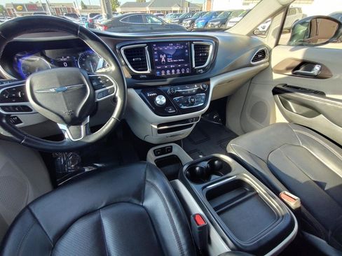 Used 2018 Chrysler Pacifica Touring-L FWD image 42