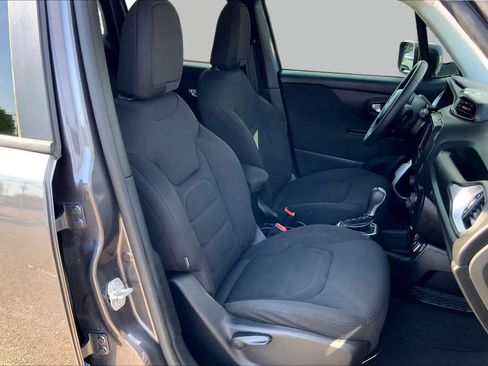 Used 2018 Jeep Renegade Latitude FWD image 8