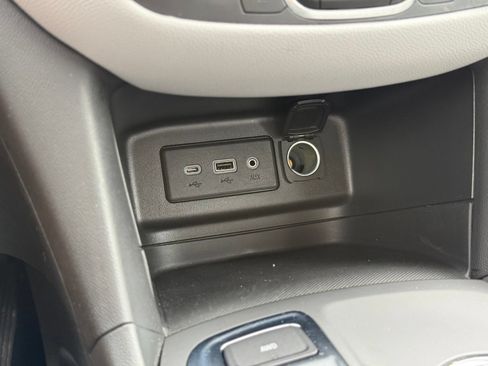 Used 2022 Chevrolet Equinox LS AWD/4WD image 24