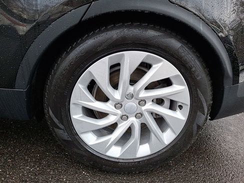 Used 2025 Land Rover Discovery S image 7