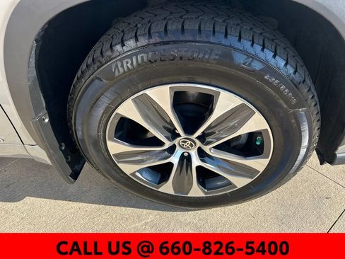 Used 2022 Toyota Highlander XLE AWD/4WD image 6