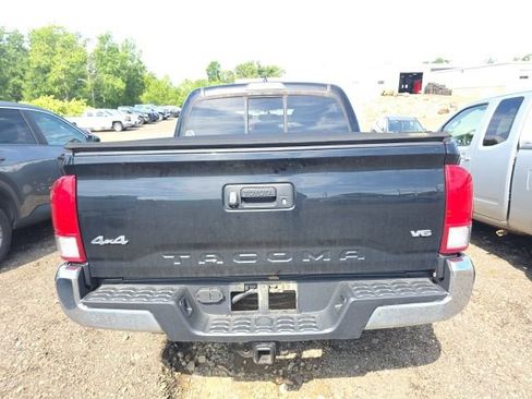 Used 2017 Toyota Tacoma SR5 w/ Tow Package AWD/4WD image 9