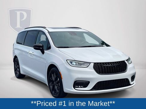 Certified 2025 Chrysler Pacifica Limited FWD image 2