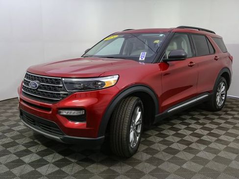 Used 2024 Ford Explorer XLT w/ Equipment Group 202A image 5